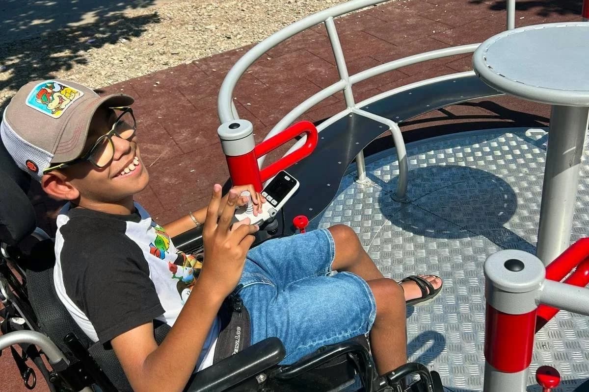 Gabriel à la place de jeux